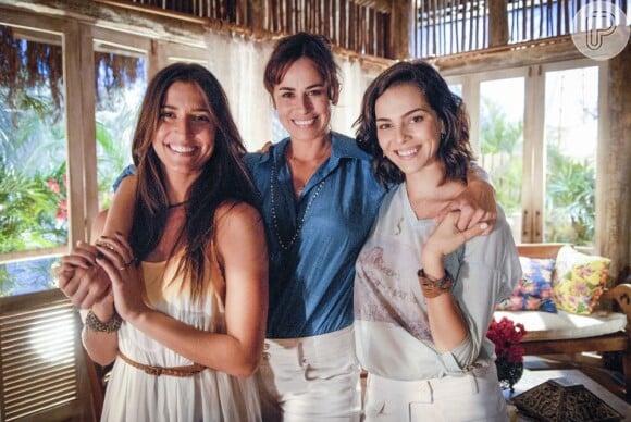 Natália (Daniela Escobar) entra em seu casamento ao lado de Carol (Maria Joana) e Mila (Tainá Müller), em 'Flor do Caribe'