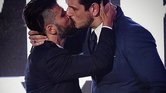 Bruno Gagliasso e João Vicente de Castro dão beijo em evento: 'Homens com H'