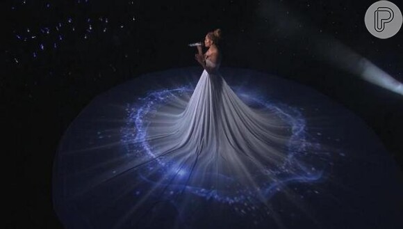 A cantora internacional fez sucesso com o vestido, que era iluminado por projeções