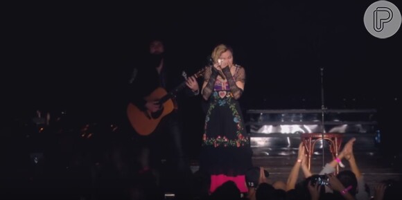 Madonna se emocionou no show em Estocolmo por conta dos atentatos terroristas em Paris