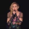 A cantora fez uma pausa para homenagear as vítimas e dedicou a música 'Like A Prayer' aos franceses