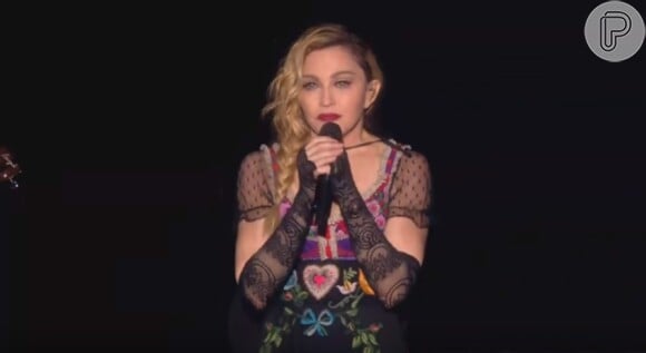 A cantora fez uma pausa para homenagear as vítimas e dedicou a música 'Like A Prayer' aos franceses