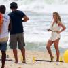 Grazi Massafera grava campanha em praia do Rio de Janeiro e se diverte nos bastidores com a equipe