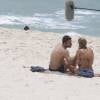 Carolina Dieckmann e Marco Pigossi gravaram na Praia do Recreio uma cena de romance