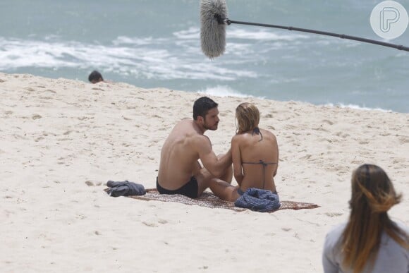 Carolina Dieckmann e Marco Pigossi gravaram na Praia do Recreio uma cena de romance