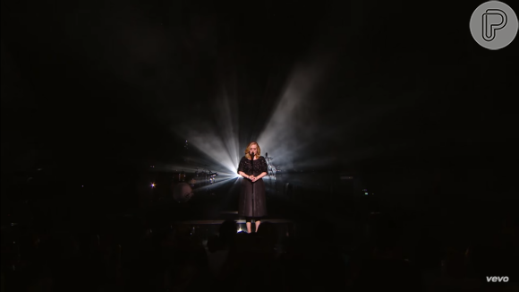Adele fazendo a primeira performance ao vivo de 'Hello', faixa que compõe seu novo álbum '25'