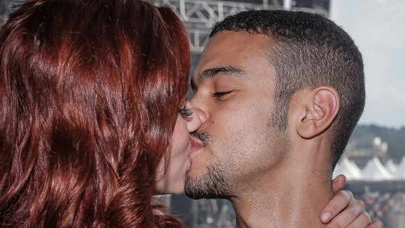 Sophia Abrahão e Sergio Malheiros se beijam e posam juntos em festival