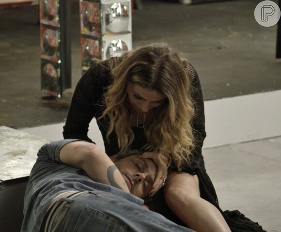 Atena (Giovanna Antonelli) se despede de Romero (Alexandre Nero), que diz que ela é a melhor mulher que ele teve e pede um último beijo, na novela 'A Regra do Jogo'