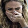 Atena (Giovanna Antonelli) se desespera e chora de arrependimento após entregar Romero (Alexandre Nero) para a facção e vê-lo espancado, na novela 'A Regra do Jogo', em 9 de dezembro de 2015