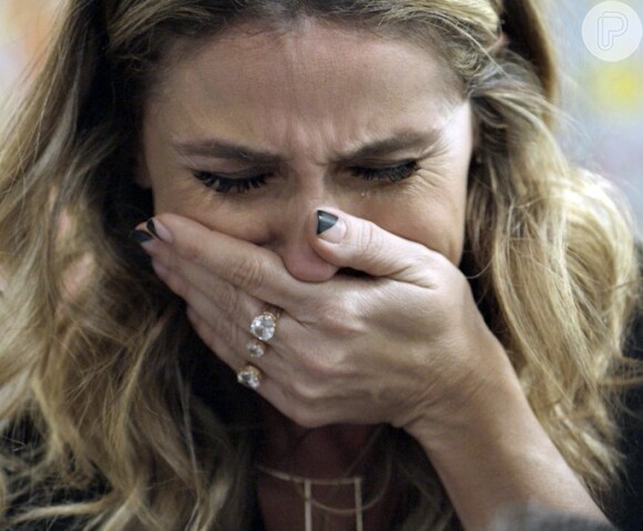 Atena (Giovanna Antonelli) se desespera e chora de arrependimento após entregar Romero (Alexandre Nero) para a facção e vê-lo espancado, na novela 'A Regra do Jogo', em 9 de dezembro de 2015