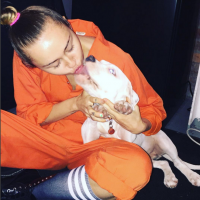 Miley Cyrus posta foto beijando cachorro e divide opiniões na web: 'Nojo!'
