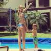 Luana Piovani mostra boa forma em beira de piscina ao lado do filho Dom, no domingo, 29 de novembro de 2015
