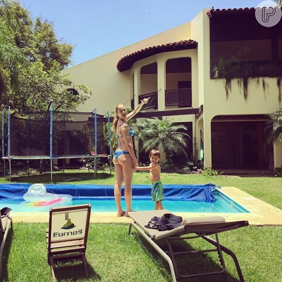 Luana Piovani mostra boa forma em beira de piscina ao lado do filho Dom, no domingo, 29 de novembro de 2015