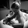 Primeira fotos de Bem e Liz, amamentados por Luana Piovani logo após nascimento
