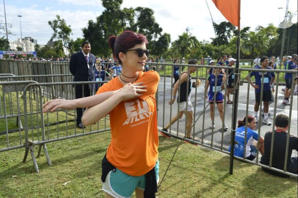 Bia Arantes se alonga antes de participar da 18ª edição da Meia Maratona Internacional do Rio de Janeiro no 'Pelotão Eu Atleta'
