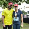 Juliano Cazarré e sua mulher, Letícia, após a 18ª edição da Meia Maratona Internacional do Rio de Janeiro no 'Pelotão Eu Atleta'