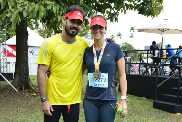 Juliano Cazarré e sua mulher, Letícia, após a 18ª edição da Meia Maratona Internacional do Rio de Janeiro no 'Pelotão Eu Atleta'