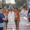 Feranda Pontes e Monique Alfradique comemoram o final da corrida na 18ª edição da Meia Maratona Internacional do Rio de Janeiro no 'Pelotão Eu Atleta'