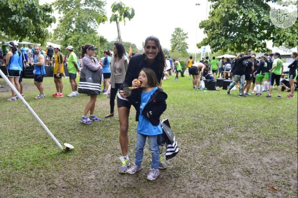 Cynthia Howlett e sua filha na 18ª edição da Meia Maratona Internacional do Rio de Janeiro no 'Pelotão Eu Atleta'