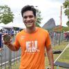 Armando Babaioff mostra a medalha que ganhou após correr na 18ª edição da Meia Maratona Internacional do Rio de Janeiro no 'Pelotão Eu Atleta'