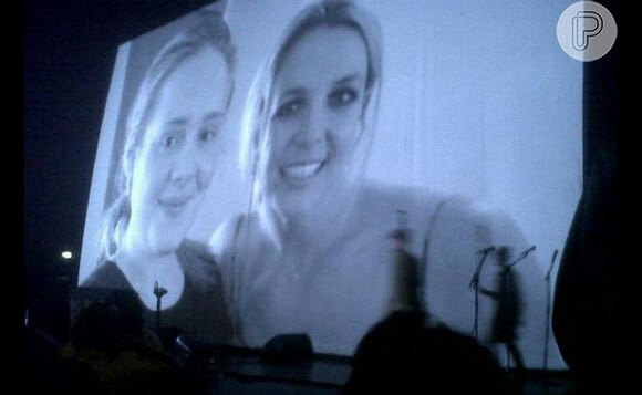 Britney Spears e Adele apareceram juntas em projeção antes do show da inglesa no Royal Albert Hall
