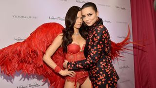 Top brasileira Adriana Lima ganha estátua de cera em NY: 'Problemas em dobro?'