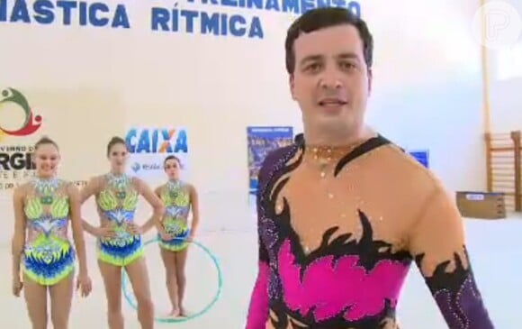 Rafael Cortez vestiu collant e brincou com aparelhos usados na ginástica artística durante reportagem exibida no 'CQC' desta segunda-feira, 30 de novembro de 2015