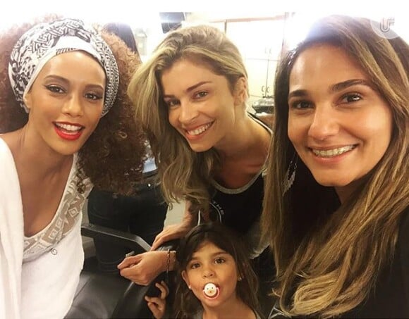 Taís Araújo recebeu Grazi Massafera e sua filha, Sofia, nos bastidores de 'Mister Brau'. 'Visita ilustre', escreveu maquiadora da atriz na segunda, 30 de novembro de 2015