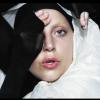 'Fizeram uma maquiagem de palhaço em mim, como uma referência ao bobo da corte. Durante a gravação, comecei a me emocionar porque já fazia muito tempo que não via os meus fãs. Então eu coloquei as mãos no rosto e borrei a maquiagem como se fossem lágrimas e cai no choro enquanto cantava', revelou Lady Gaga sobre os bastidores da gravação do videoclipe de 'Applause'