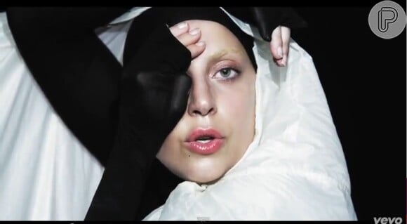 'Fizeram uma maquiagem de palhaço em mim, como uma referência ao bobo da corte. Durante a gravação, comecei a me emocionar porque já fazia muito tempo que não via os meus fãs. Então eu coloquei as mãos no rosto e borrei a maquiagem como se fossem lágrimas e cai no choro enquanto cantava', revelou Lady Gaga sobre os bastidores da gravação do videoclipe de 'Applause'