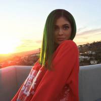 Kylie Jenner pinta o cabelo de verde. Veja famosos que adoram fios coloridos!