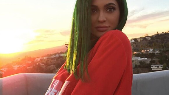 Kylie Jenner pinta o cabelo de verde. Veja famosos que adoram fios coloridos!