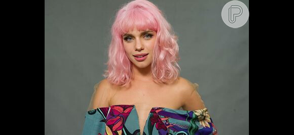 Bruna Linzmeyer pintou o cabelo de rosa chiclete para viver a professora Juliana em "Meu pedacinho de chão"