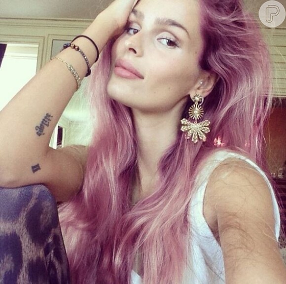 A modelo e atriz Yasmin Brunet já usou o cabelo rosa, em 2014