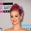 A cantora Katy Perry também já pintou os fios de rosa