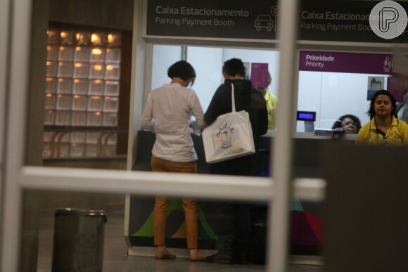 Julia Lemmertz e o diretor fotográfico Inti Briones foram clicados no aeroporto internacional Tom Jobim, no Rio de Janeiro