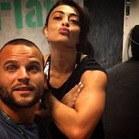 Juliana Paes exibe braço musculoso após treino e 'tatuagem' feita pelo caçula