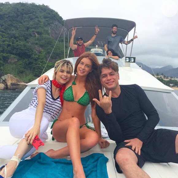 Marina Ruy Barbosa postou uma foto em seu Instagram na qual aparece de biquíni, gravando 'Totalmente Demais' ao lado de Fábio Assunção e Julianne Trevisol