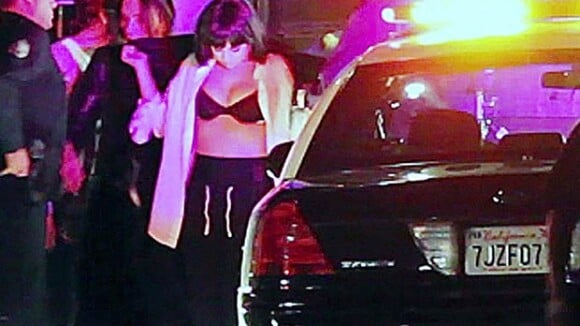 Selena Gomez deixa sutiã à mostra e é presa em gravação de novo clipe