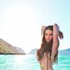 Sthefany Brito está sensual na revista 'Status' deste mês, fazendo, inclusive, topless em uma praia
