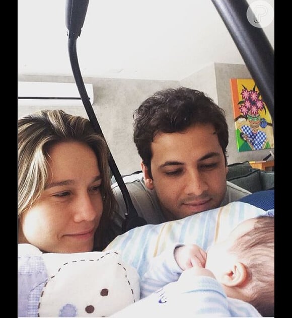 Fernanda Gentil e o marido Matheus Braga admiram o filho Gabriel