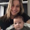 Fernanda Gentil posa sorridente em selfie com o pequeno Gabriel, hoje com 4 meses