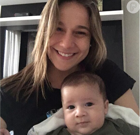 Fernanda Gentil posa sorridente em selfie com o pequeno Gabriel, hoje com 4 meses