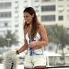 Paolla Oliveira chamou atenção ao gravar cenas de 'Além do Tempo' como Melissa, usando um shortinho jeans e um maiô engana-mamãe na praia, no Rio