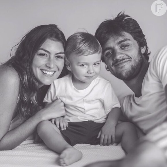 Felipe Simas namora a estudante de Jornalismo Mariana Uhlmann e é pai de Joaquim, de um ano e oito meses