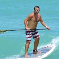 Leandro Hassum surpreende ao praticar stand up paddle sem camisa: 'Magrelo'