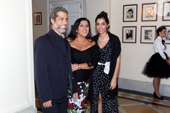 Regina Casé com o marido, Estevão Ciavatta, e a filha, Benedita em premiação, nesta terça-feira, 1º de dezembro de 2015