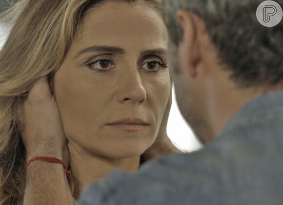 Romero (Alexandre Nero) promete a Atena (Giovanna Antonelli) que fica com ela e desiste de Tóia (Vanessa Giácomo) se ela lhe entregar os documentos contra a facção, na novela 'A Regra do Jogo'