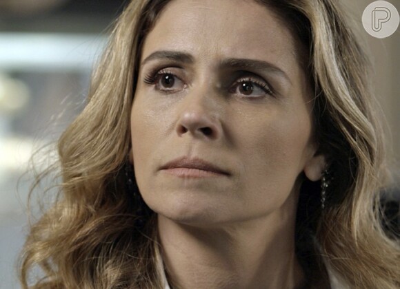 Atena (Giovanna Antonelli) pressiona Romero (Alexandre Nero) a dizer se vai ficar com ela ou com Tóia (Vanessa Giácomo), na novela 'A Regra do Jogo'