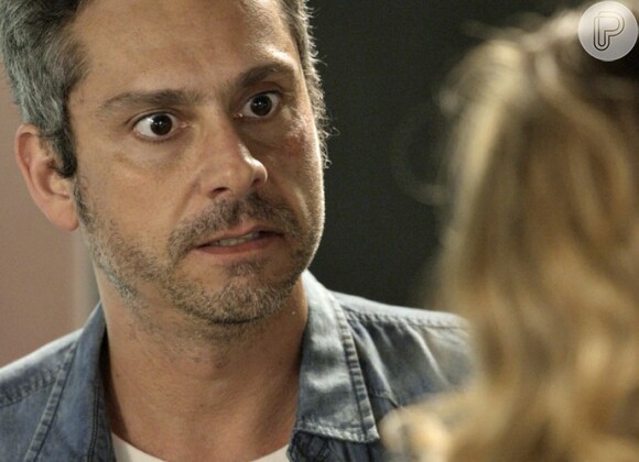 Romero (Aexandre Nero) fica nervoso ao ser pressionado por Atena (Giovanna Antonelli) diante de Tóia (Vanessa Giácomo) e tenta desconversar, na novela 'A Regra do Jogo'